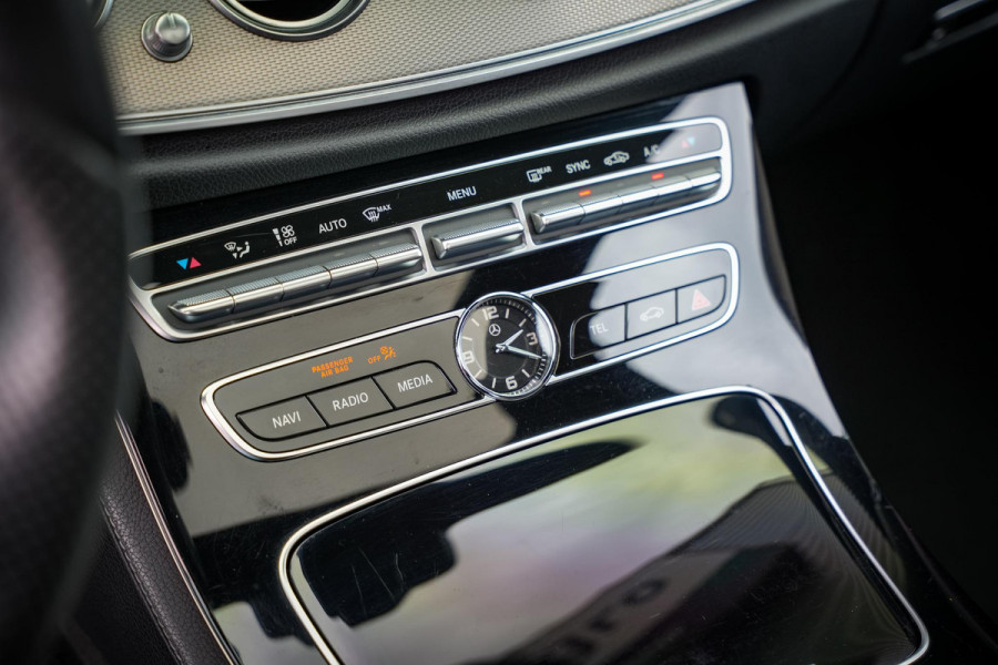 Mercedes-Benz E-Klasse 220 d Business Solution AMG Panoramadak WideScreen Ambient Luxe Leder