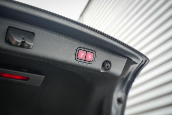 Mercedes-Benz E-Klasse 220 d Business Solution AMG Panoramadak WideScreen Ambient Luxe Leder
