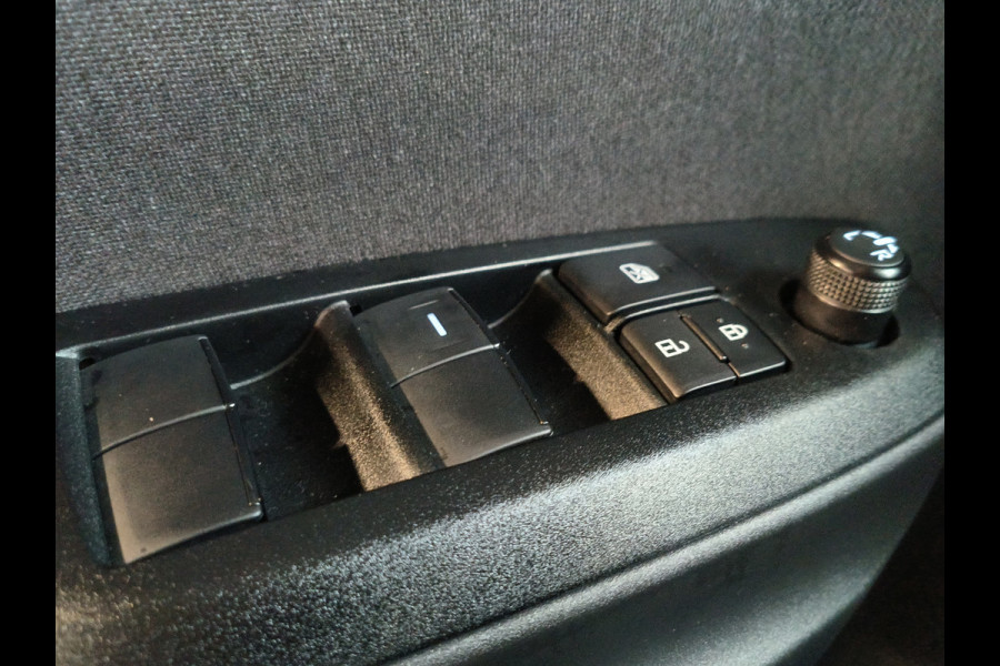 Toyota Yaris Cross 1.5 Hybrid 115 First Edition Rijklaar + Fabrieksgarantie Henk Jongen Auto's in Helmond,  al 50 jaar service zoals 't hoort!