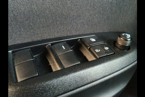 Toyota Yaris Cross 1.5 Hybrid 115 First Edition Rijklaar + Fabrieksgarantie Henk Jongen Auto's in Helmond,  al 50 jaar service zoals 't hoort!