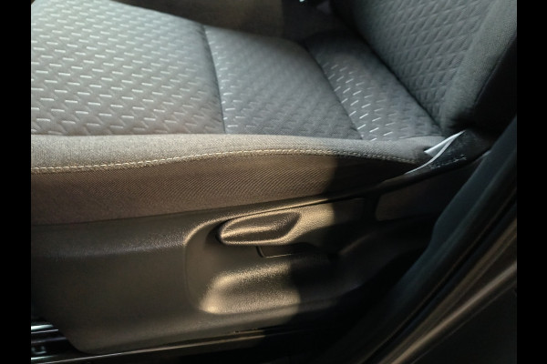 Toyota Yaris Cross 1.5 Hybrid 115 First Edition Rijklaar + Fabrieksgarantie Henk Jongen Auto's in Helmond,  al 50 jaar service zoals 't hoort!