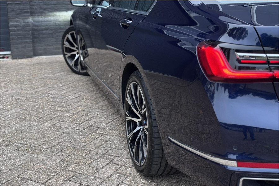 BMW 7 Serie 745e High Executive | Schuif-Kanteldak | 4-WS | Comfortleder | Soft-Close | Head-Up | Alcantara hemel