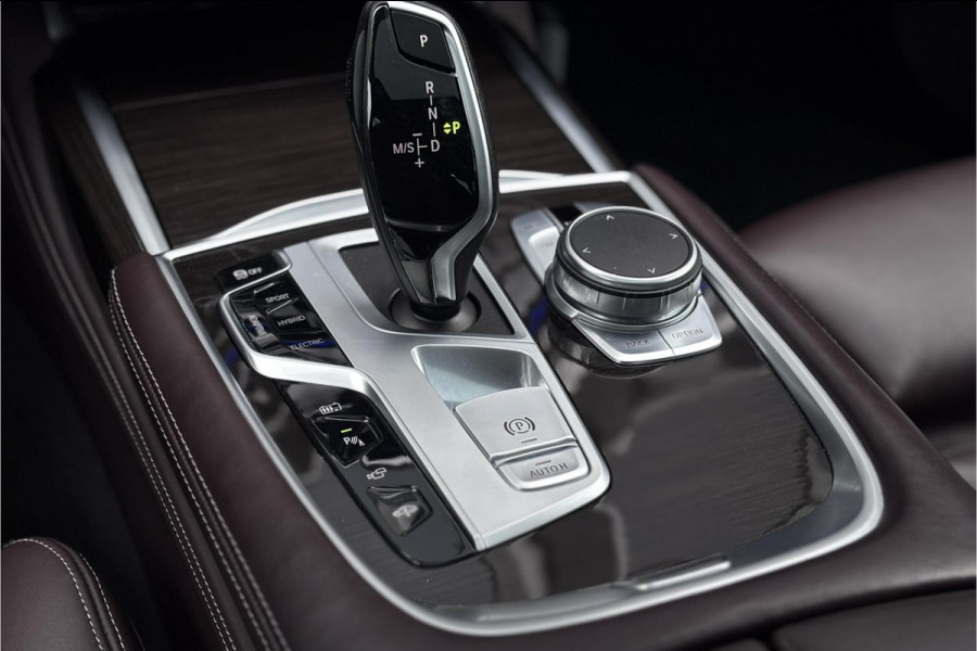 BMW 7 Serie 745e High Executive | Schuif-Kanteldak | 4-WS | Comfortleder | Soft-Close | Head-Up | Alcantara hemel
