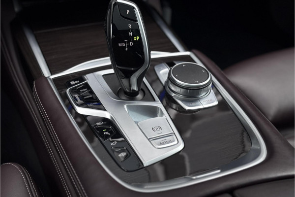 BMW 7 Serie 745e High Executive | Schuif-Kanteldak | 4-WS | Comfortleder | Soft-Close | Head-Up | Alcantara hemel