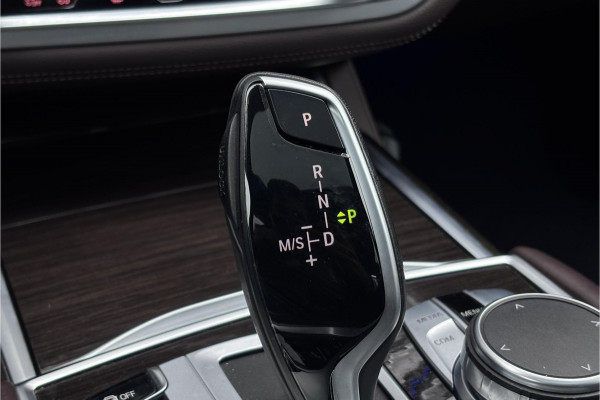 BMW 7 Serie 745e High Executive | Schuif-Kanteldak | 4-WS | Comfortleder | Soft-Close | Head-Up | Alcantara hemel