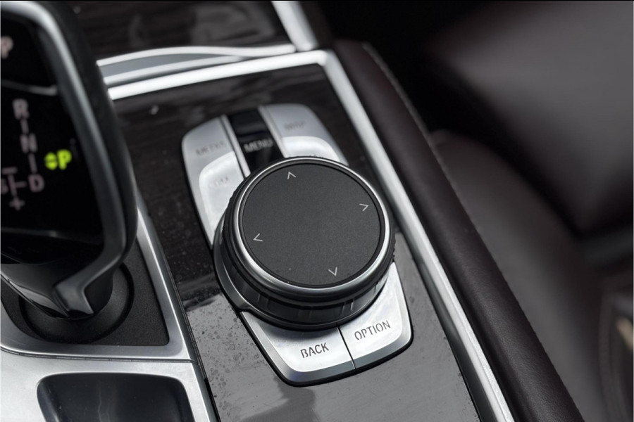 BMW 7 Serie 745e High Executive | Schuif-Kanteldak | 4-WS | Comfortleder | Soft-Close | Head-Up | Alcantara hemel