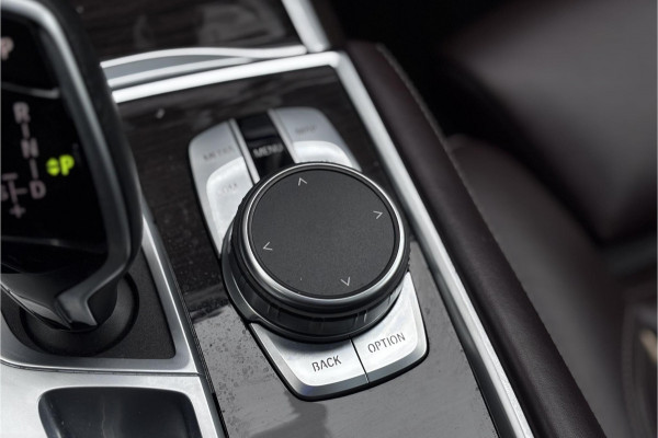 BMW 7 Serie 745e High Executive | Schuif-Kanteldak | 4-WS | Comfortleder | Soft-Close | Head-Up | Alcantara hemel
