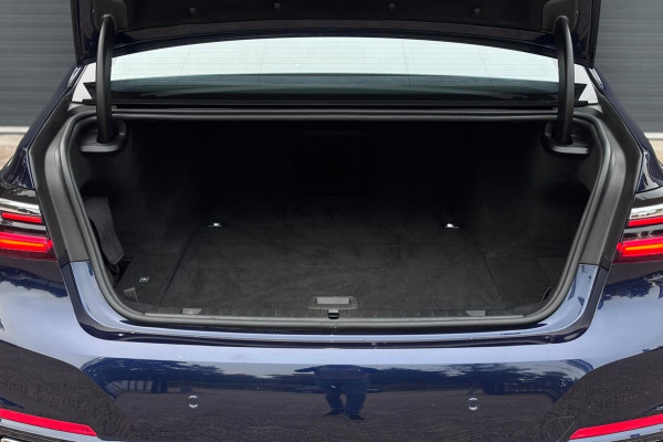 BMW 7 Serie 745e High Executive | Schuif-Kanteldak | 4-WS | Comfortleder | Soft-Close | Head-Up | Alcantara hemel