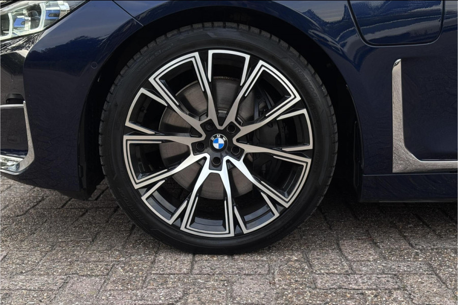 BMW 7 Serie 745e High Executive | Schuif-Kanteldak | 4-WS | Comfortleder | Soft-Close | Head-Up | Alcantara hemel
