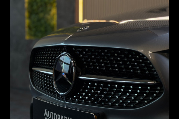 Mercedes-Benz A-Klasse 250e Premium Plus |AMG|PANO|BURMESTER|360CAM|MEMORY|KEYLESS|SFEERVERLICHT|DEALER ONDERHOUDEN|218PK|BOMVOL!|