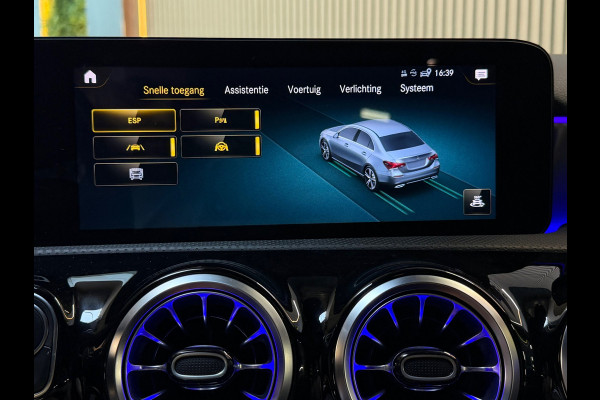 Mercedes-Benz A-Klasse 250e Premium Plus |AMG|PANO|BURMESTER|360CAM|MEMORY|KEYLESS|SFEERVERLICHT|DEALER ONDERHOUDEN|218PK|BOMVOL!|