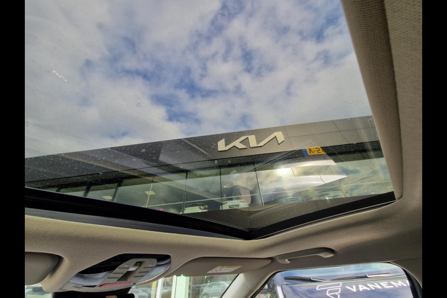 Kia EV3 Plus Advanced 81.4 kWh | Open Dak | Stoelverwarming | Harman / Kardon | Elektrische Achterklep |