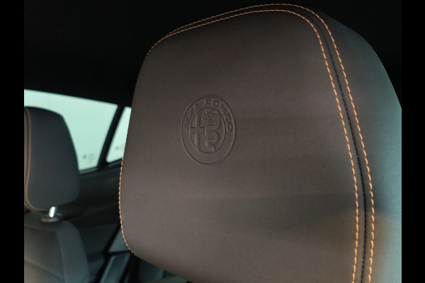 Alfa Romeo Tonale 1.3T PHEV Ti AUTOMAAT uit 2023 Rijklaar + 12 maanden Bovag-garantie  Henk Jongen Auto's in Helmond,  al 50 jaar service zoals 't hoort!