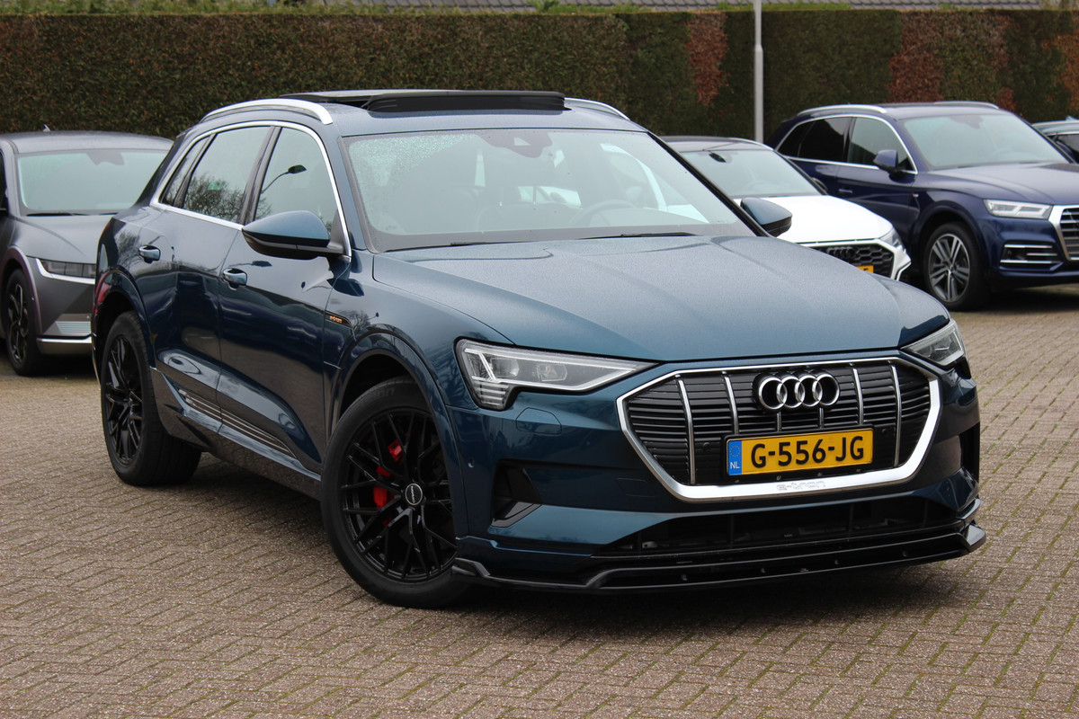 Audi e-tron e-tron 55 quattro advanced 95 kWh / SoH 90,2% / Trekhaak / Panoramadak / Camera / Leder&Alcantara / Luchtvering / Stoel+Stuurverwarming / DAB / Cruise Control