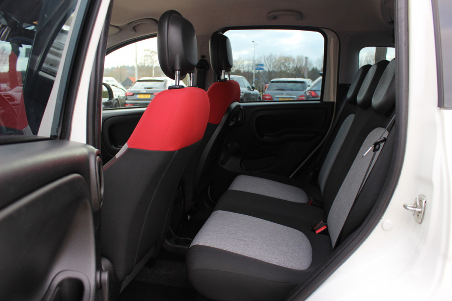 Fiat Panda 0.9 TwinAir Lounge / Trekhaak / Parkeerhulp achter / Bluetooth / Cruise Control / Airco