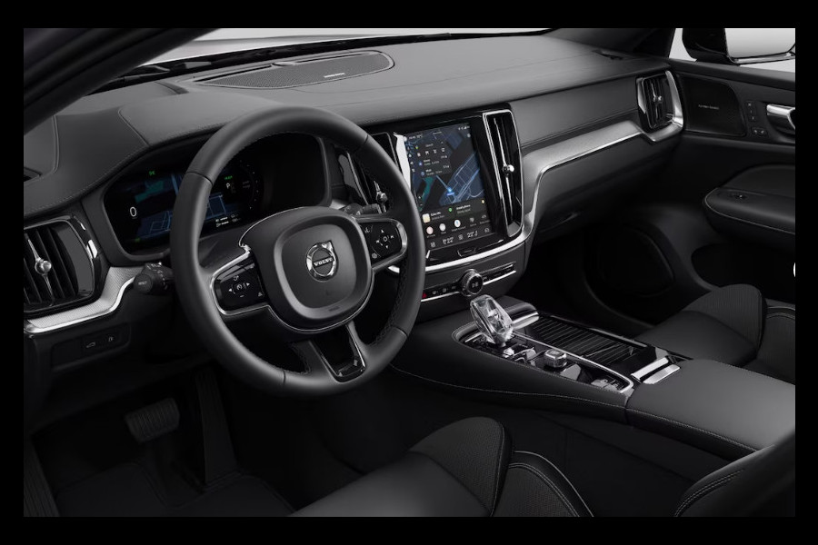 Volvo V60 T8 455PK Aut. AWD Performance Edition Ultra Dark Polestar optimisation/ Glossy Black logo voor en achterzijde / Panoramadak/ Head-up display/ Harman Kardon audio/ 360 Camera/ Elektrisch bedienbare voorstoelen met geheugen/ Apple Carplay/ Pilot assit/ Adaptive cruise control/