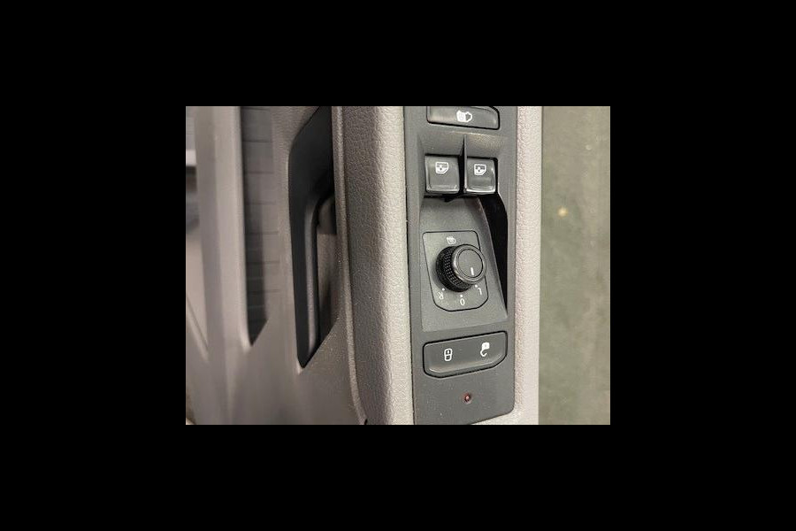 Volkswagen Transporter 2.0 TDI L2H1 110PK Airco Cruise Control Trekhaak Parkeersensoren Apple Carplay