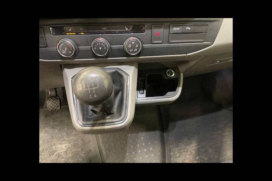 Volkswagen Transporter 2.0 TDI L2H1 110PK Airco Cruise Control Trekhaak Parkeersensoren Apple Carplay