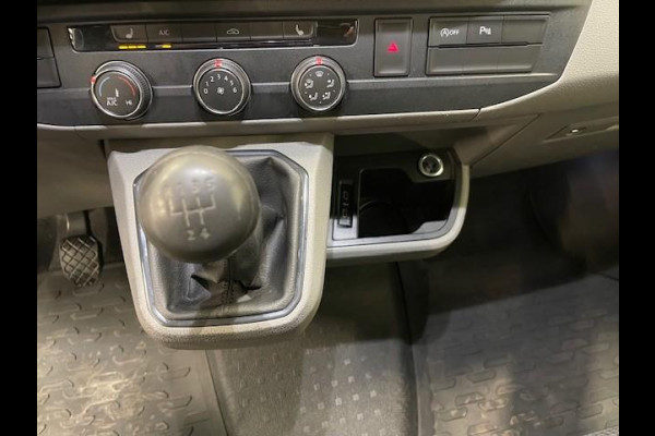 Volkswagen Transporter 2.0 TDI L2H1 110PK Airco Cruise Control Trekhaak Parkeersensoren Apple Carplay
