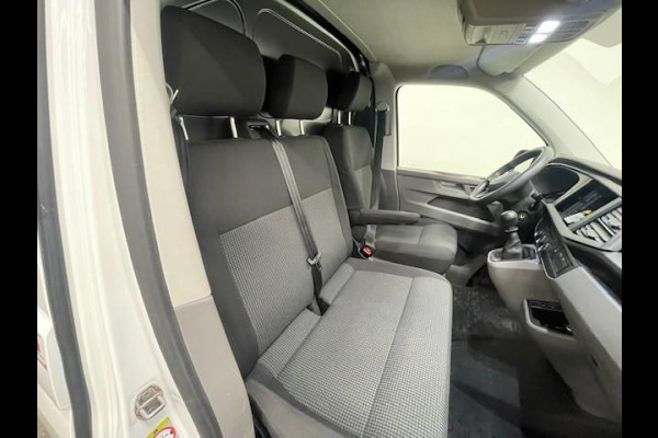 Volkswagen Transporter 2.0 TDI L2H1 110PK Airco Cruise Control Trekhaak Parkeersensoren Apple Carplay