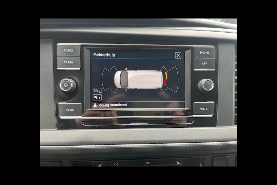 Volkswagen Transporter 2.0 TDI L2H1 110PK Airco Cruise Control Trekhaak Parkeersensoren Apple Carplay