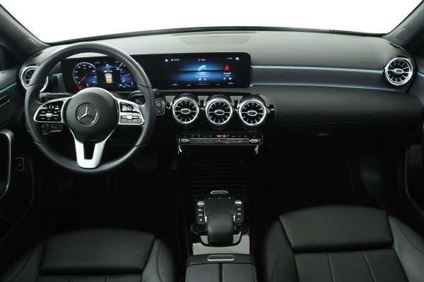 Mercedes-Benz A-Klasse 180 Business Solution Luxury (PANORAMADAK, SFEERVERLICHTING, STOELVERWARMING, CAMERA)
