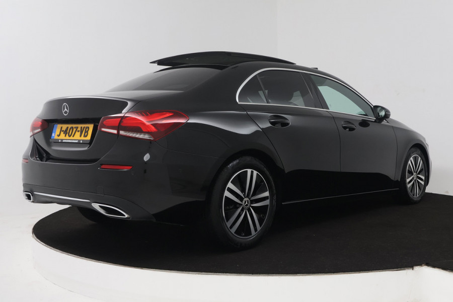 Mercedes-Benz A-Klasse 180 Business Solution Luxury (PANORAMADAK, SFEERVERLICHTING, STOELVERWARMING, CAMERA)