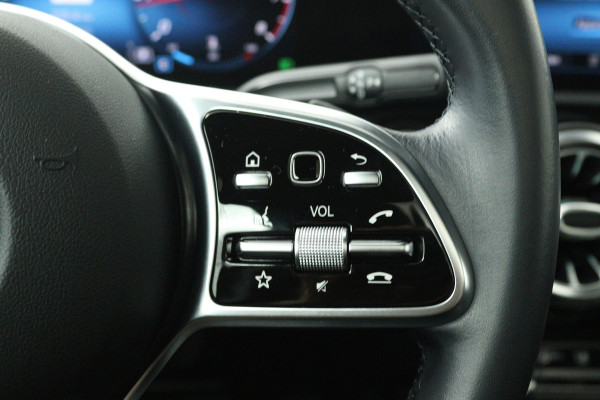 Mercedes-Benz A-Klasse 180 Business Solution Luxury (PANORAMADAK, SFEERVERLICHTING, STOELVERWARMING, CAMERA)