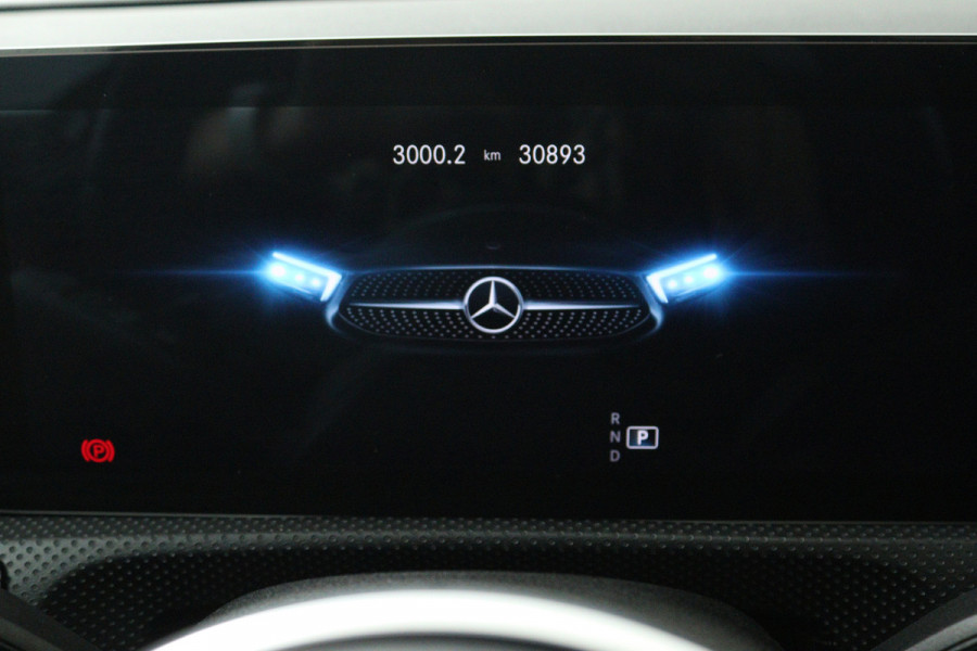 Mercedes-Benz A-Klasse 180 Business Solution Luxury (PANORAMADAK, SFEERVERLICHTING, STOELVERWARMING, CAMERA)