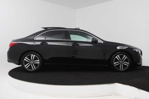 Mercedes-Benz A-Klasse 180 Business Solution Luxury (PANORAMADAK, SFEERVERLICHTING, STOELVERWARMING, CAMERA)