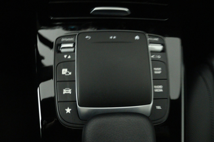 Mercedes-Benz A-Klasse 180 Business Solution Luxury (PANORAMADAK, SFEERVERLICHTING, STOELVERWARMING, CAMERA)