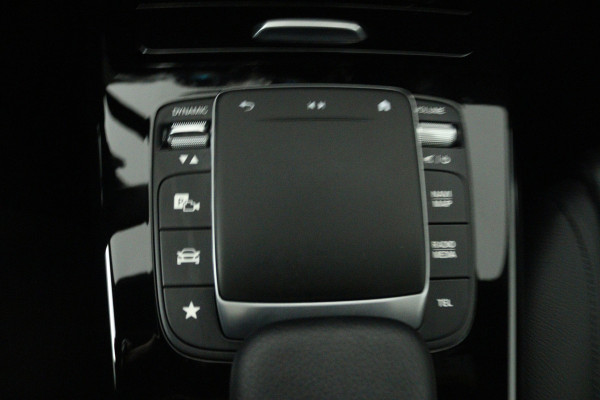 Mercedes-Benz A-Klasse 180 Business Solution Luxury (PANORAMADAK, SFEERVERLICHTING, STOELVERWARMING, CAMERA)