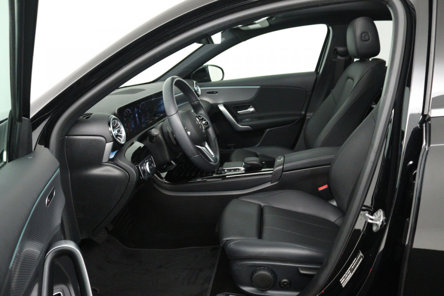Mercedes-Benz A-Klasse 180 Business Solution Luxury (PANORAMADAK, SFEERVERLICHTING, STOELVERWARMING, CAMERA)