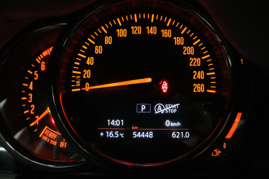 MINI Clubman 1.5 Cooper (SFEERVERLICHTING, H&K AUDIO, CRUISE CONTROL, NAVIGATIE, PARKEERSENSOREN)