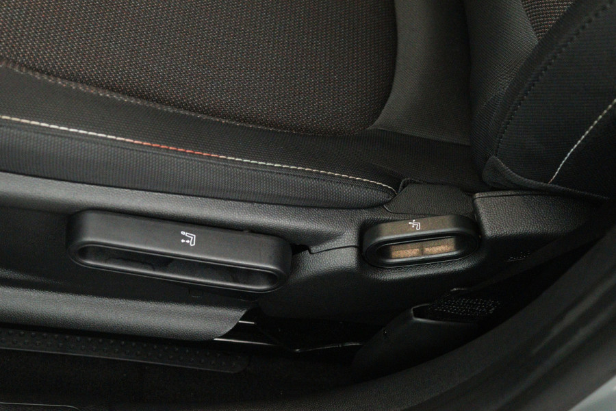 MINI Clubman 1.5 Cooper (SFEERVERLICHTING, H&K AUDIO, CRUISE CONTROL, NAVIGATIE, PARKEERSENSOREN)