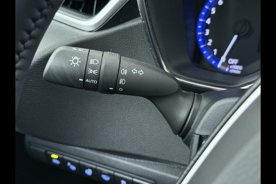 Toyota Corolla ''Gereserveerd'' 2.0I 184 PK Hybride AUT. Trekhaak Pano-Dak Camera Adaptive-Cruise Apple Carplay Android Stoel+Stuurverwarming Navi* Ecc JBL®-Aud Led Privacy Glas Lane Assist Regen-Lichtsensor Keyless Voorruit Verwarmbaar Dodehoekdetectie Zeer compleet!