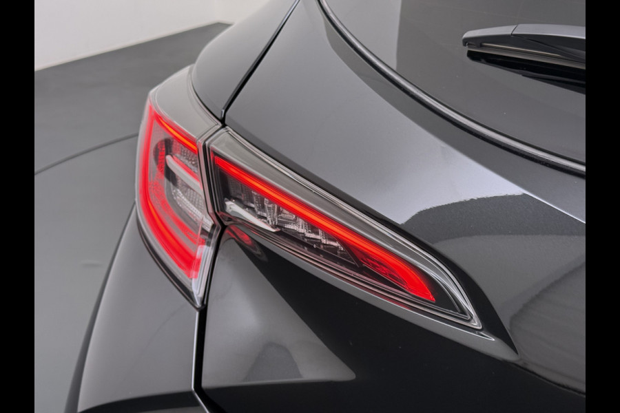 Toyota Corolla ''Gereserveerd'' 2.0I 184 PK Hybride AUT. Trekhaak Pano-Dak Camera Adaptive-Cruise Apple Carplay Android Stoel+Stuurverwarming Navi* Ecc JBL®-Aud Led Privacy Glas Lane Assist Regen-Lichtsensor Keyless Voorruit Verwarmbaar Dodehoekdetectie Zeer compleet!