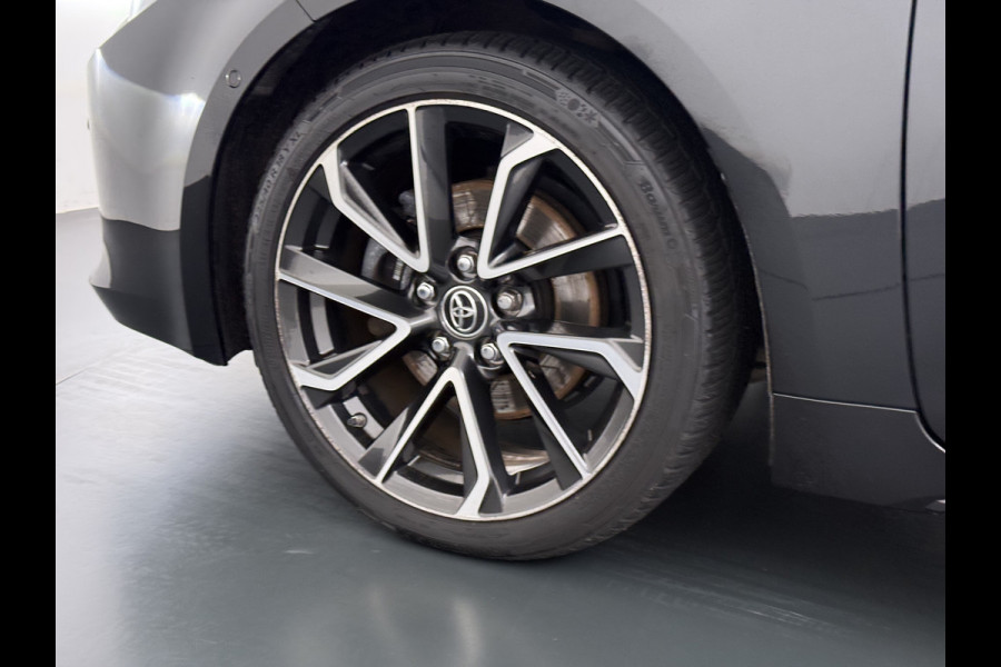 Toyota Corolla ''Gereserveerd'' 2.0I 184 PK Hybride AUT. Trekhaak Pano-Dak Camera Adaptive-Cruise Apple Carplay Android Stoel+Stuurverwarming Navi* Ecc JBL®-Aud Led Privacy Glas Lane Assist Regen-Lichtsensor Keyless Voorruit Verwarmbaar Dodehoekdetectie Zeer compleet!