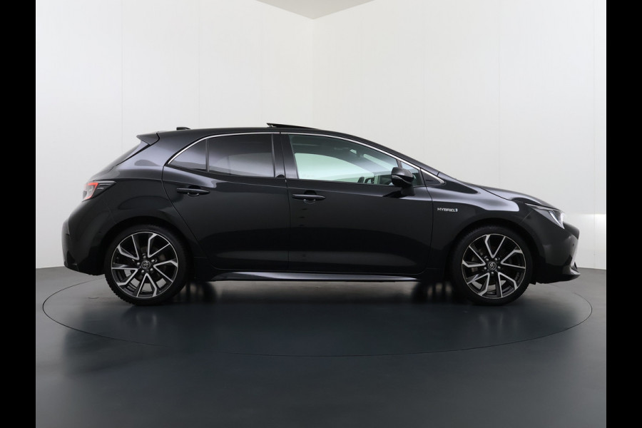 Toyota Corolla ''Gereserveerd'' 2.0I 184 PK Hybride AUT. Trekhaak Pano-Dak Camera Adaptive-Cruise Apple Carplay Android Stoel+Stuurverwarming Navi* Ecc JBL®-Aud Led Privacy Glas Lane Assist Regen-Lichtsensor Keyless Voorruit Verwarmbaar Dodehoekdetectie Zeer compleet!