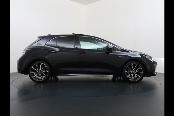 Toyota Corolla ''Gereserveerd'' 2.0I 184 PK Hybride AUT. Trekhaak Pano-Dak Camera Adaptive-Cruise Apple Carplay Android Stoel+Stuurverwarming Navi* Ecc JBL®-Aud Led Privacy Glas Lane Assist Regen-Lichtsensor Keyless Voorruit Verwarmbaar Dodehoekdetectie Zeer compleet!