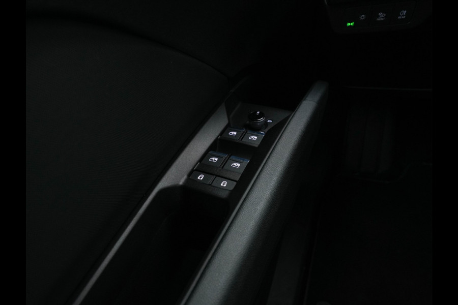 Audi Q4 e-tron 40 S-line Launch edition Competition 77 kWh [ 3-Fase-11kW ] {SOH-93%} (INCL-BTW) *HEATPUMP | LEATHER-FABRIC | SONOS-AUDIO | MATRIX-LED | ADAPTIVE-CRUISE | HEATED-SPORTSEATS | AMBIENTLIGHT | DIGI-COCKPIT | CAMERA | KEYLESS | DAB+ | NAVI-FULLMAP | TOWBAR | 21"ALU