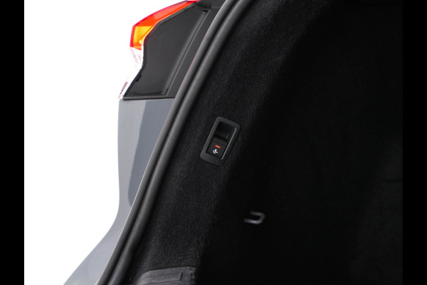 Audi Q4 e-tron 40 S-line Launch edition Competition 77 kWh [ 3-Fase-11kW ] {SOH-93%} (INCL-BTW) *HEATPUMP | LEATHER-FABRIC | SONOS-AUDIO | MATRIX-LED | ADAPTIVE-CRUISE | HEATED-SPORTSEATS | AMBIENTLIGHT | DIGI-COCKPIT | CAMERA | KEYLESS | DAB+ | NAVI-FULLMAP | TOWBAR | 21"ALU