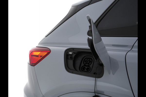 Audi Q4 e-tron 40 S-line Launch edition Competition 77 kWh [ 3-Fase-11kW ] {SOH-93%} (INCL-BTW) *HEATPUMP | LEATHER-FABRIC | SONOS-AUDIO | MATRIX-LED | ADAPTIVE-CRUISE | HEATED-SPORTSEATS | AMBIENTLIGHT | DIGI-COCKPIT | CAMERA | KEYLESS | DAB+ | NAVI-FULLMAP | TOWBAR | 21"ALU