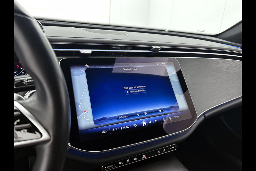 Mercedes-Benz E-Klasse Estate 300 e Luxury Line Plug-In Hybride Trekhaak | Rijassistentiepakket plus | Parkeerpakket met 360°-camera | Distronic | Sfeerverlichting. Inclusief 24 maanden Mercedes-Benz Certified garantie voor Europa.