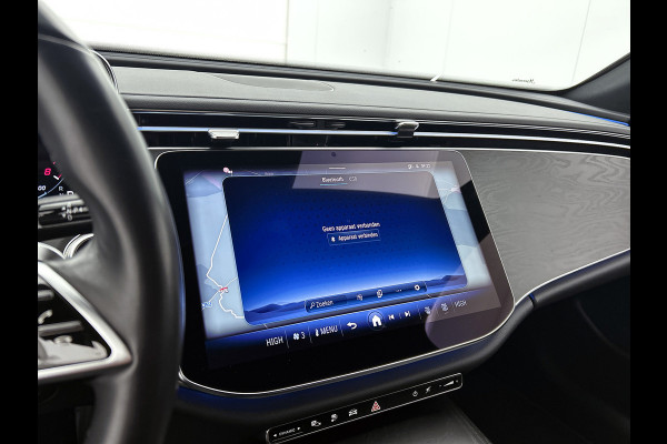 Mercedes-Benz E-Klasse Estate 300 e Luxury Line Plug-In Hybride Trekhaak | Rijassistentiepakket plus | Parkeerpakket met 360°-camera | Distronic | Sfeerverlichting. Inclusief 24 maanden Mercedes-Benz Certified garantie voor Europa.