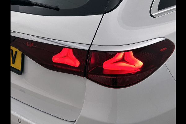 Mercedes-Benz E-Klasse Estate 300 e Luxury Line Plug-In Hybride Trekhaak | Rijassistentiepakket plus | Parkeerpakket met 360°-camera | Distronic | Sfeerverlichting. Inclusief 24 maanden Mercedes-Benz Certified garantie voor Europa.