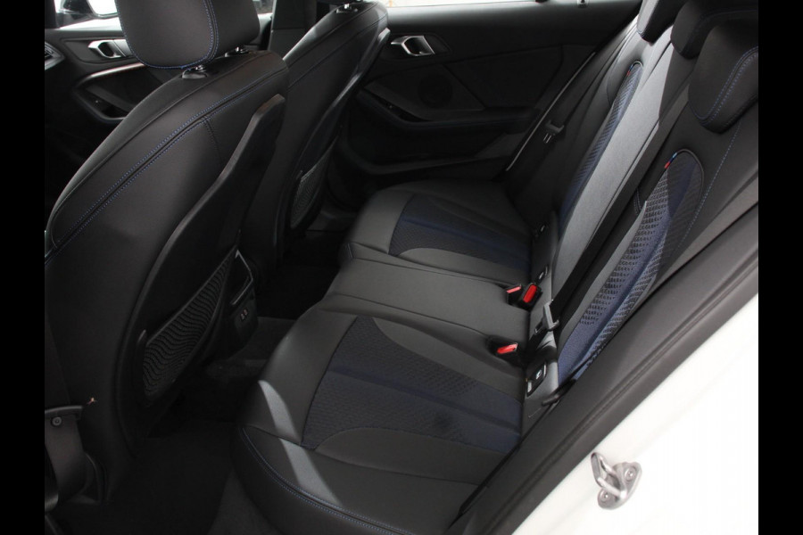 BMW 1-serie 118i M-Sport Automaat | Digitale Cockpit | Climate control | Stoel verwarming | LED | Sfeer verlichting | Lichtmetalen velgen | Navigatie | Apple carplay/ Android auto | Parkeersensoren