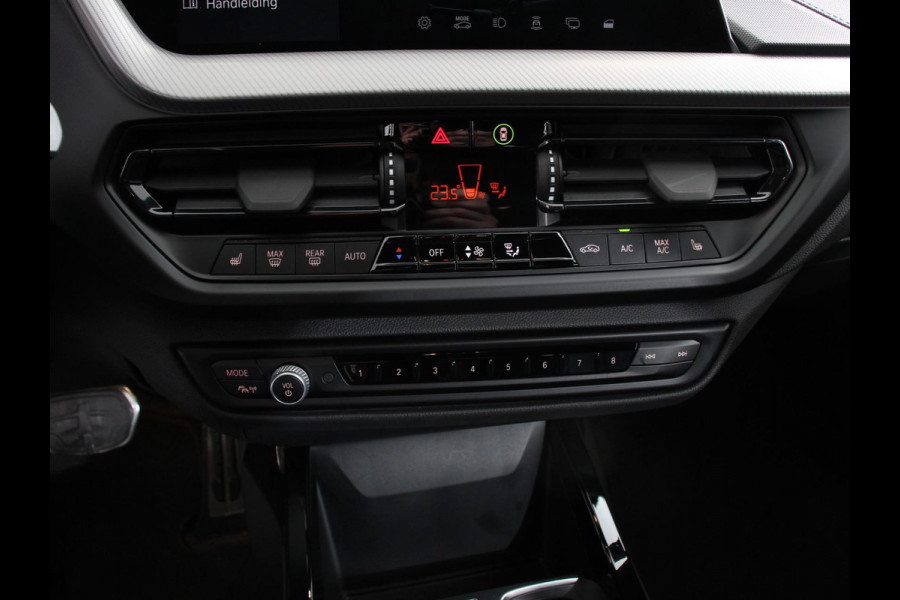 BMW 1-serie 118i M-Sport Automaat | Digitale Cockpit | Climate control | Stoel verwarming | LED | Sfeer verlichting | Lichtmetalen velgen | Navigatie | Apple carplay/ Android auto | Parkeersensoren