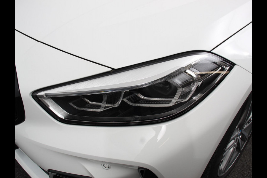 BMW 1-serie 118i M-Sport Automaat | Digitale Cockpit | Climate control | Stoel verwarming | LED | Sfeer verlichting | Lichtmetalen velgen | Navigatie | Apple carplay/ Android auto | Parkeersensoren