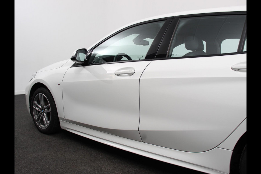 BMW 1-serie 118i M-Sport Automaat | Digitale Cockpit | Climate control | Stoel verwarming | LED | Sfeer verlichting | Lichtmetalen velgen | Navigatie | Apple carplay/ Android auto | Parkeersensoren
